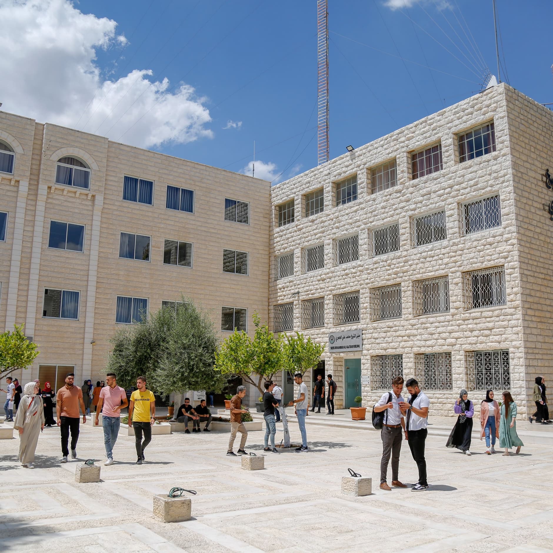مرحبًا بطلاب وخريجي Hebron University!